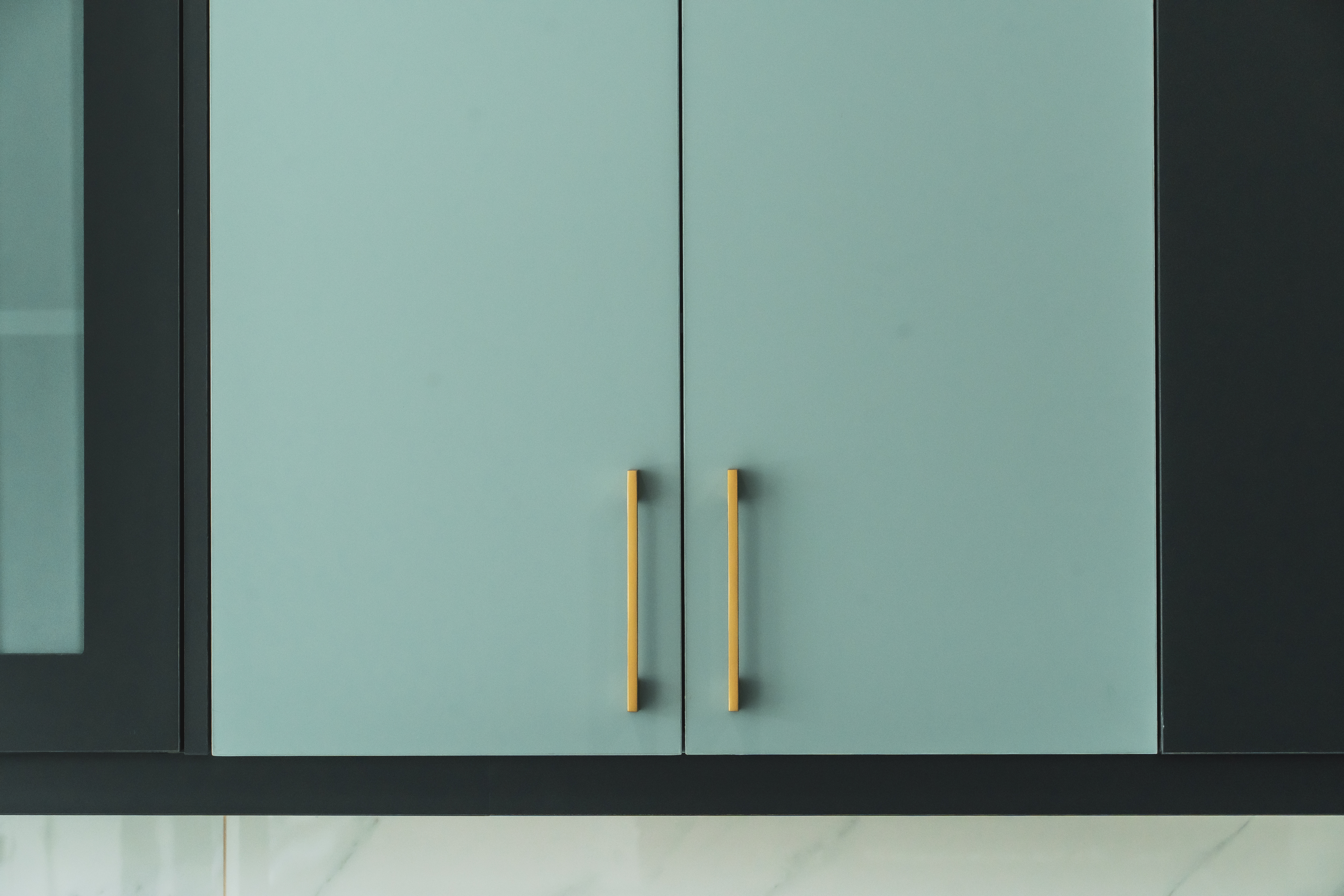 Broad view walk-in closet system – ACE Custom Cabinets